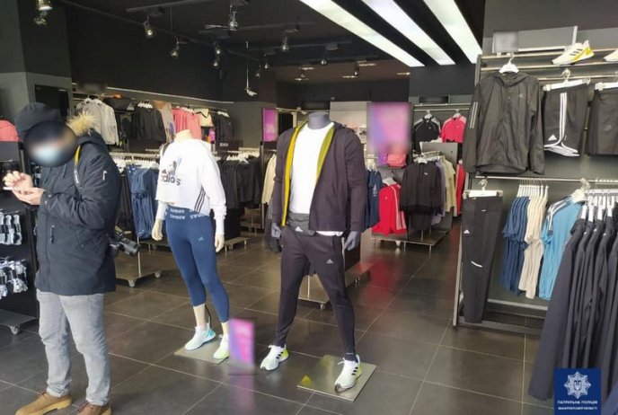 Патрульні припинили роботу двох крамниць через порушення карантину – 02