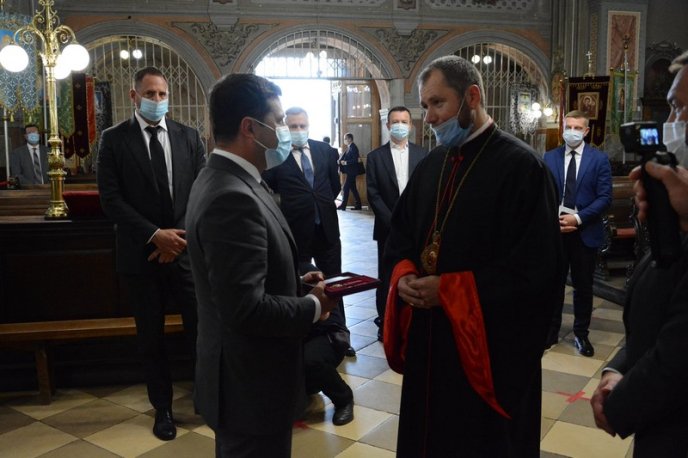 Володимир Зеленський відвідав один із відомих храмів Закарпаття – 05