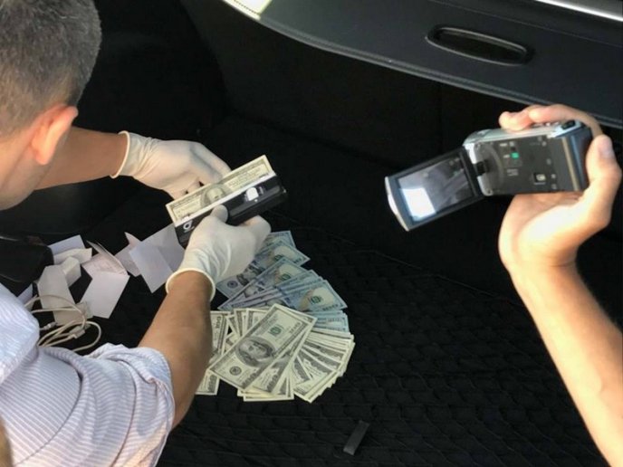 На Закарпатті під час отримання хабара у кілька тисяч доларів затримали посадовця – 03