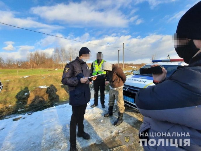 На Хустщині чоловік продавав вибухівку – 04