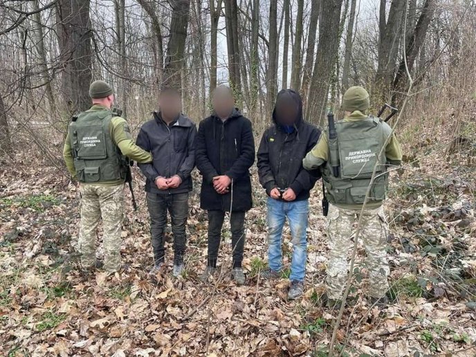 На кордоні зі Словаччиною затримали чоловіків – 01