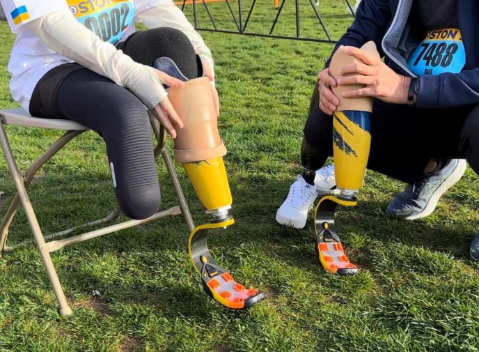 «Наша гордість»: 12-річна українка пробігла Бостонський марафон на протезах – 06