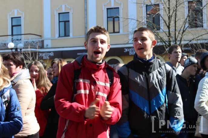 Протести у центрі Мукачева: сутички, заблокована ратуша та крики "Ганьба" в адрес мера – 23