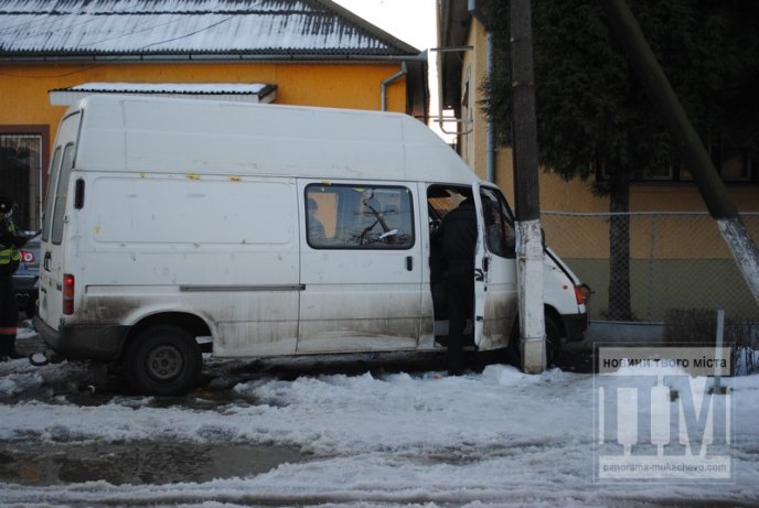 У Мукачеві мікроавтобус врізався в металевий паркан (ФОТО) – 02