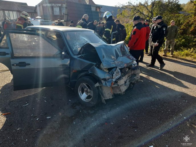 Жахлива автотроща на Закарпатті: є загиблий та багато травмованих – 01