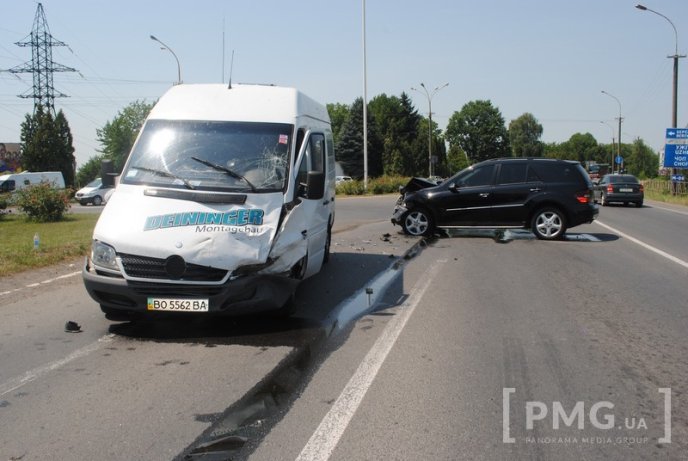 Біля поста ДАІ у Мукачеві джип зіткнувся з мікроавтобусом – 02