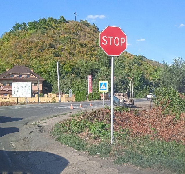ДТП на в’їзді в Мукачево: авто перекинулось на дах – 02