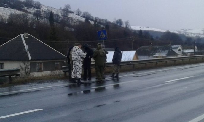На в’їзді у Закарпаття учасники добровольчих батальйонів та бійці АТО блокують російські вантажівки – 01