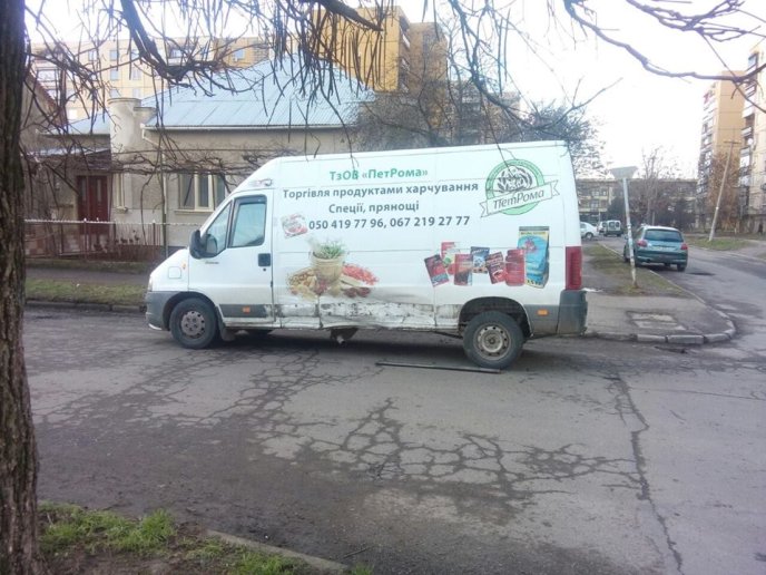 В Ужгороді зіткнулись мікроавтобус та автомобіль – 03