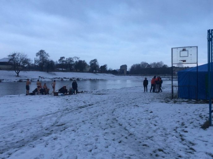 Мукачівці вже занурилися у води Латориці – 02