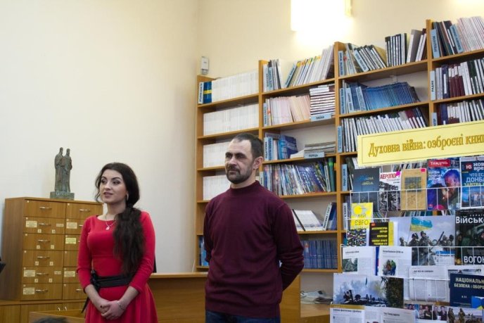 В Ужгороді відкрили фотовиставку учасника АТО "Духовна війна: озброєні книгою" – 02