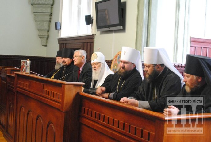 У мукачівській ратуші провели круглий стіл за участі Патріарха Філарета (ФОТО) – 06 У мукачівській ратуші провели круглий стіл за участі Патріарха Філарета (ФОТО) – 06