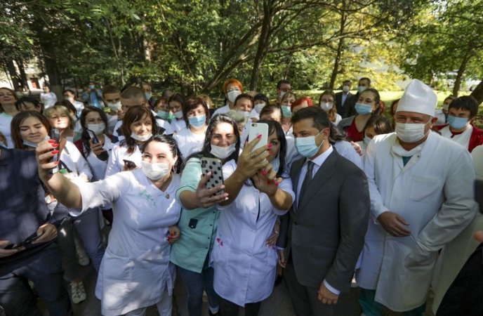 Зеленський у Берегові оглянув лікарню і зробив селфі з медиками – 01