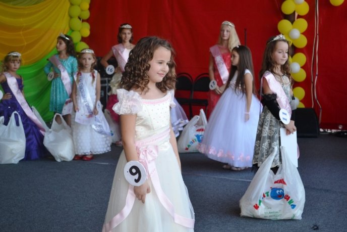 У Тячеві визначили найгарнішу дівчину міста – 14