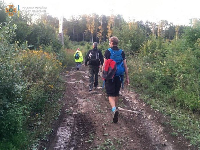 Ужгородські рятувальники відшукали в лісі жінку і 2 дітей – 02