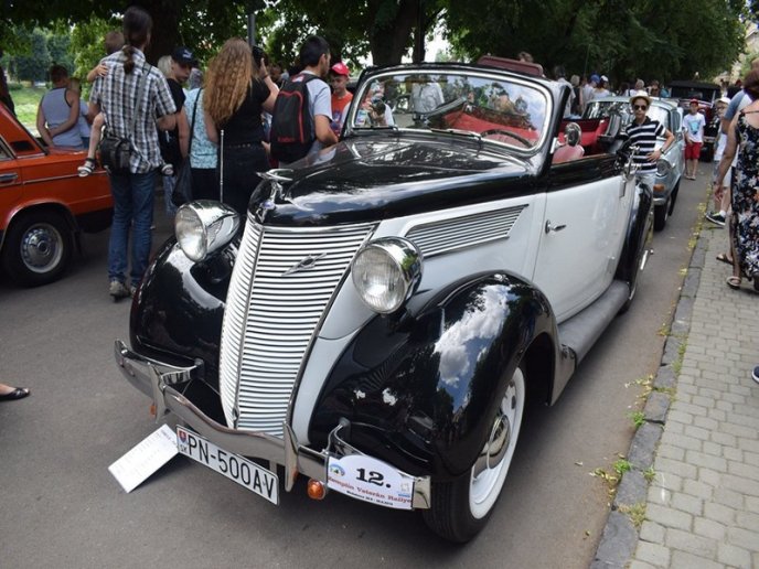 80 ретроавтомобілів і мотоциклів їздили вулицями Ужгорода – 03 80 ретроавтомобілів і мотоциклів їздили вулицями Ужгорода – 03
