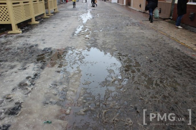Одна з центральних вулиць Мукачева перетворилась на суцільну калюжу – 16