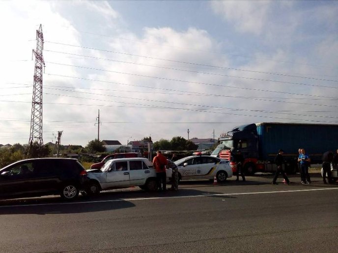 У Мукачеві "ВАЗ" врізався у "Фольксваген" – 05