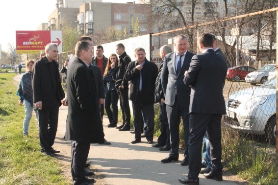 Правоохоронці висадили в Ужгороді сакури в пам’ять про загиблого колегу – 02