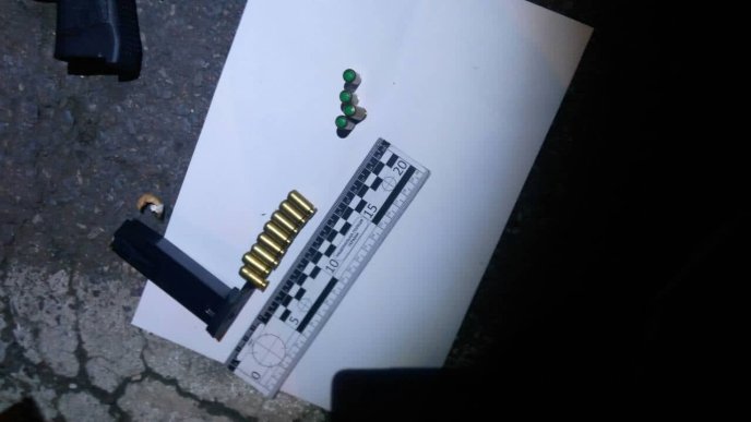 Службовий собака знайшов пістолет у сміттєвих баках – 03