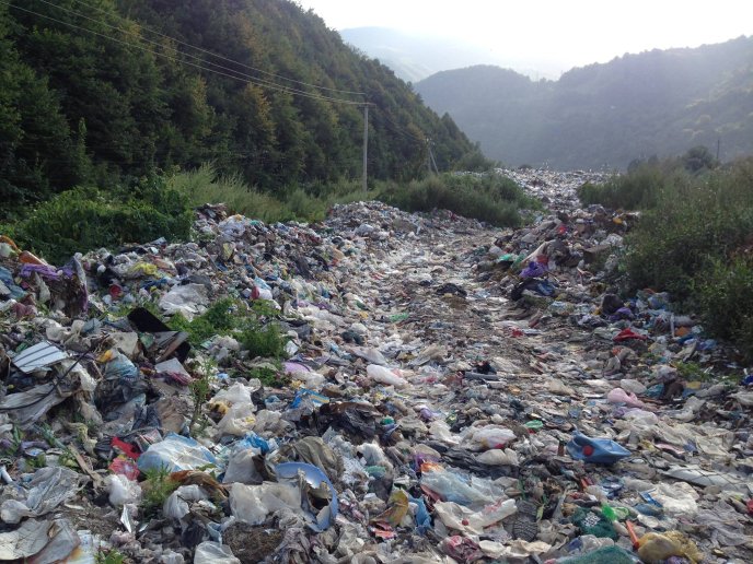 Мережу шокували фото великої кількості сміття неподалік центру Рахова – 06