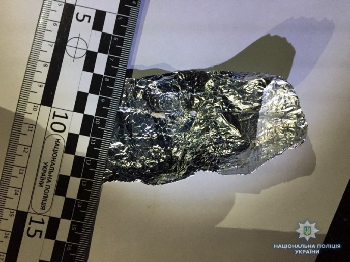 В автомобілях закарпатців знайшли зброю та наркотичні речовини – 05