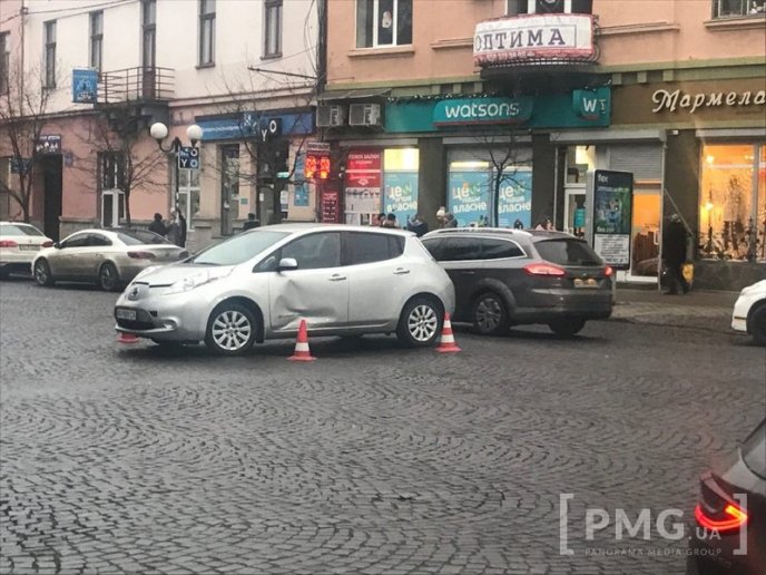 У центрі Мукачева сталась аварія. Рух ускладнено – 04