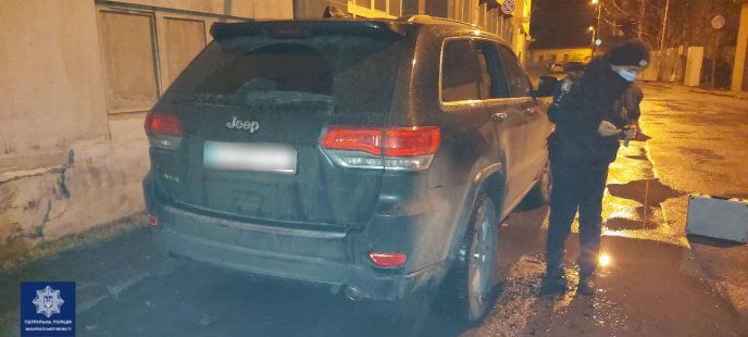 В Ужгороді невідомий розпивав алкоголь неподалік пограбованої автівки – 02 В Ужгороді невідомий розпивав алкоголь неподалік пограбованої автівки – 02