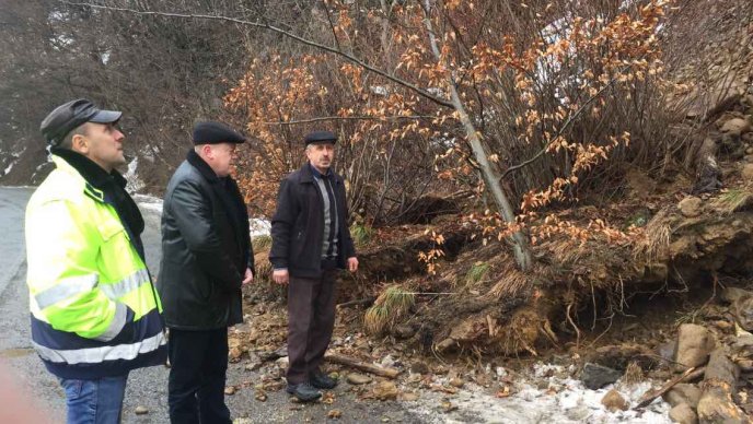 У Рахівському районі зсув ґрунту частково перекрив трасу державного значення «Мукачево – Рогатин» – 02
