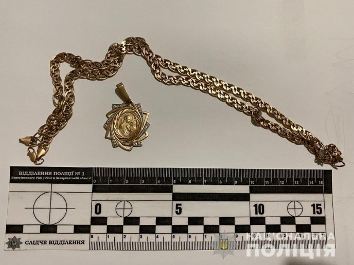 Просили гроші та їжу: троє чоловіків обікрали будинок закарпатки – 01