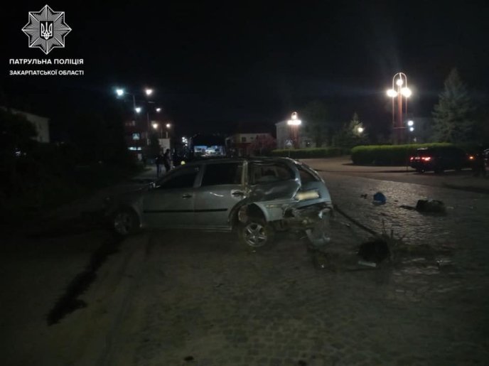 П’яний водій у Чопі скоїв ДТП: пошкодив дорожній знак, електроопору та два дерева – 02