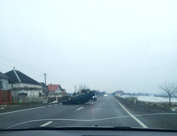 Авто перекинулось на дах: вранці у закарпатському селі сталась ДТП – 02