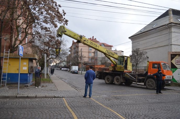 Мукачівські комунальники почали демонтувати самовільно встановлені кіоски – 03