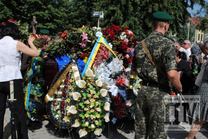 Сльози, квіти та слова подяки – у Мукачеві прощаються із загиблим Вільгельмом Штольцельом (ФОТО) – 10