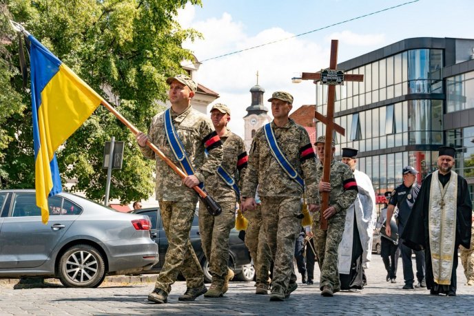 На Закарпатті поховали військового, який повернувся з-за кордону, щоб захищати Україну – 01