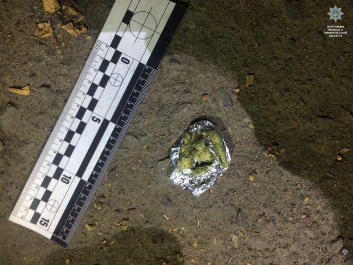 Вночі у Мукачеві патрульні знайшли наркотичні речовини у двох чоловіків – 07