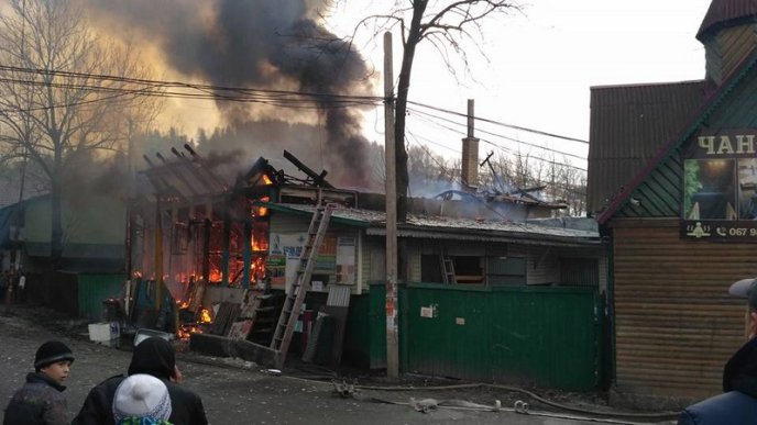 На Рахівщині горить магазин будівельних матеріалів – 01