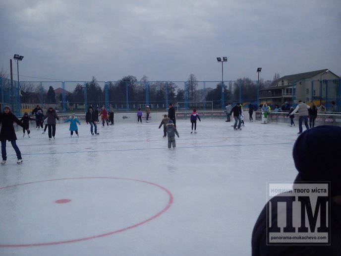 У Мукачеві льодова ковзанка прийняла перших відвідувачів (ФОТО, ВІДЕО) – 08