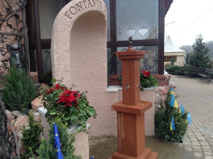 В обласному центрі з’явилась міні-скульптурка "пісяючого хлопчика" – 02