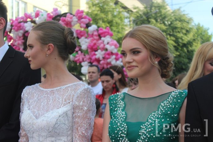 На центральній площі Мукачева проходить "Свято випускників – 2016"  – 04