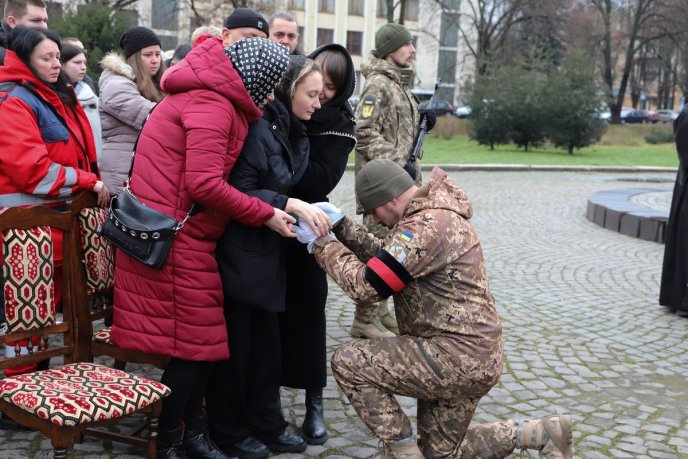 Життя обірвала ворожа куля: на Закарпатті поховали військового – 03