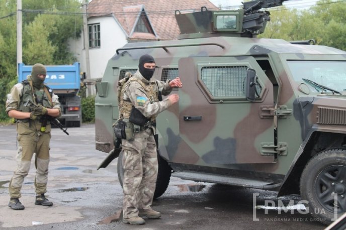 У бік Ужгорода знову рушила колона військової техніки – 01