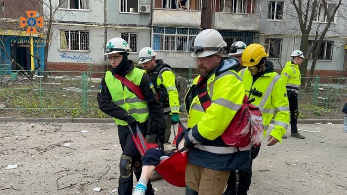 Рятувальники показали наслідки масованих ракетних ударів по Запоріжжю – 03