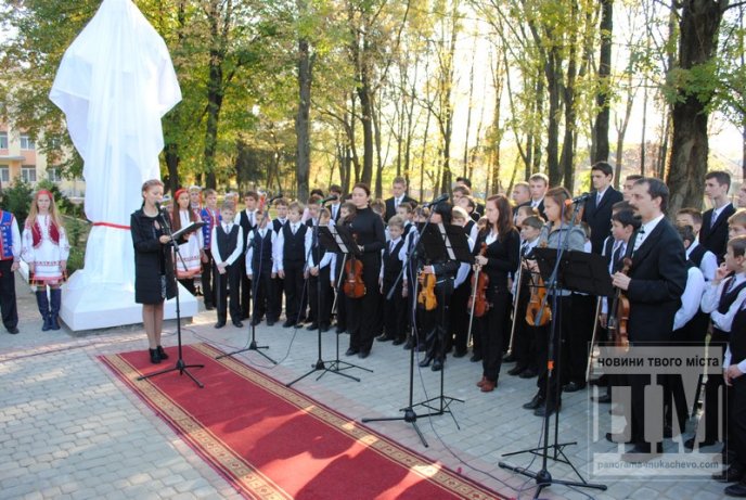 В час кризи у Мукачеві відкрили ще один пам’ятник Тарасу Шевченку (ФОТОРЕПОРТАЖ) – 01