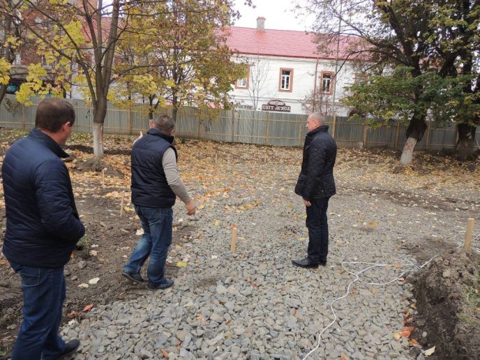 Площу Героїв у Берегові активно реставрують – 03 Площу Героїв у Берегові активно реставрують – 03