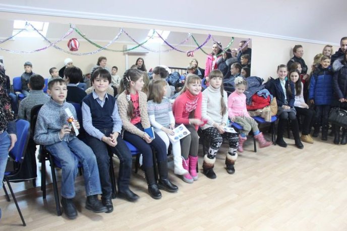 Діти переселенців зі Сходу отримали подарунки до Різдва – 01