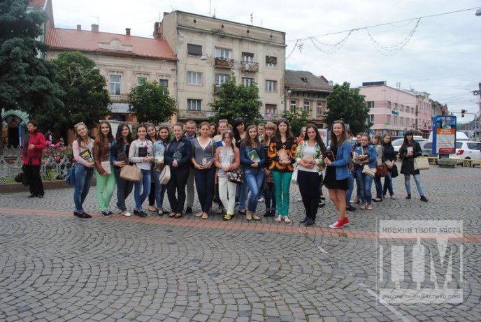 Молодь Мукачева влаштувала флешмоб "Місто читає" (ФОТО) – 03