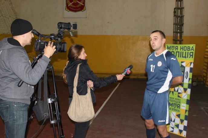 Патрульні поліцейські зійшлись у футбольному двобої із журналістами та громадськими активістами – 01