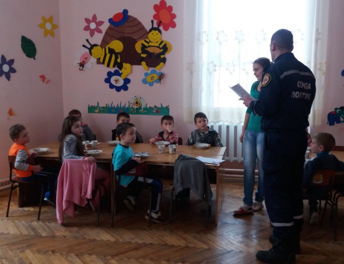 На Берегівщині рятувальники роз’яснювали селянам інформацію про те, як запобігти виникненню пожеж – 03