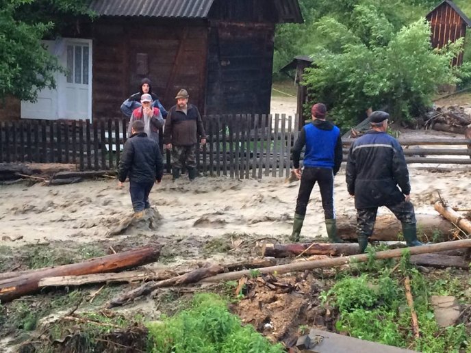 Селевий потік на Рахівщині затопив людські двори та пошкодив мости – 11 Селевий потік на Рахівщині затопив людські двори та пошкодив мости – 11